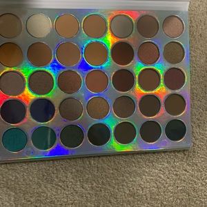 Crown eyeshadows